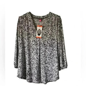 NWT Vince Camuto Black & White Geometric print Vneck  Blouse Top  Size XXL